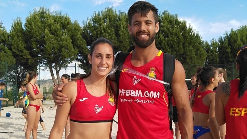 Laura Gil y Gonzalo Cervera, con la selección española de balonmano playa