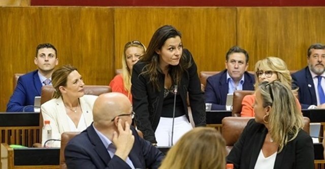 Ángela Rodríguez en su intervención en la cámara andaluza