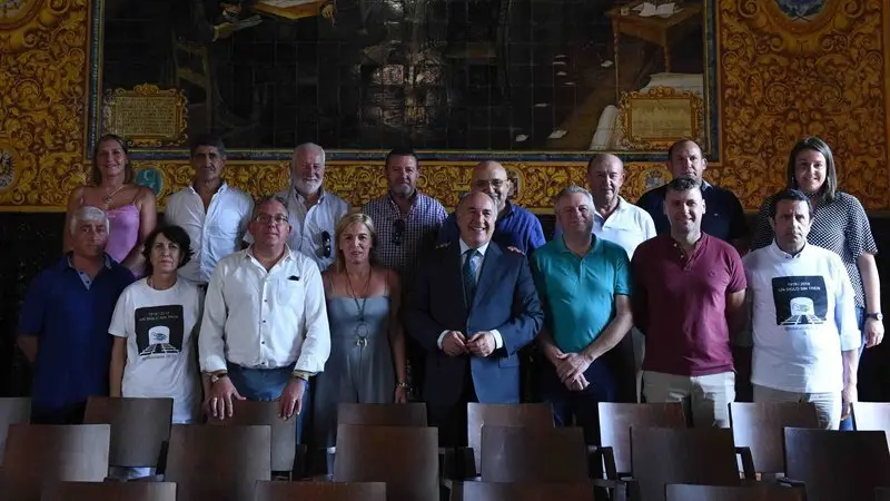 Los asistentes a la reuni&oacute;n por el tren
