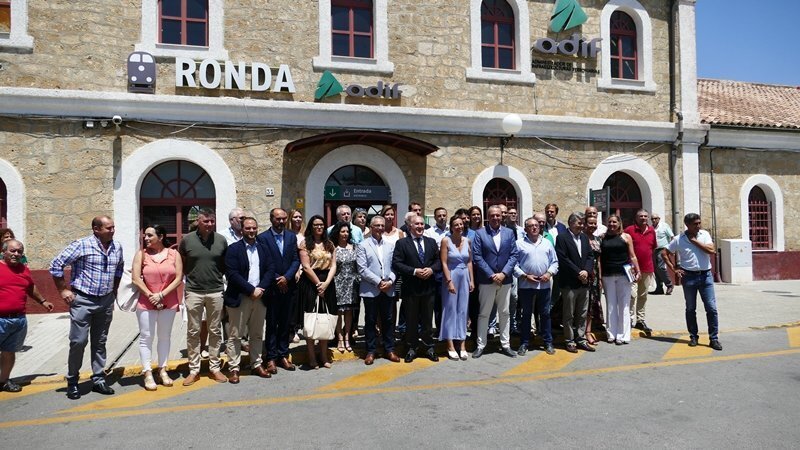 El grupo de alcaldes y dirigentes municipales, a su llegada a Ronda