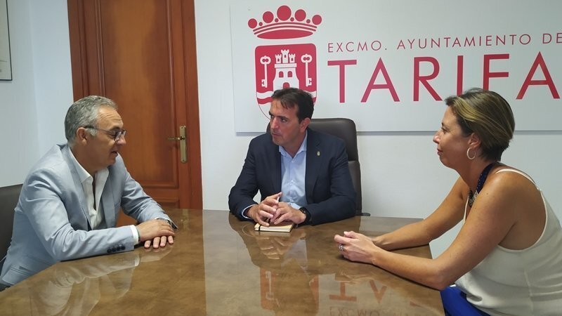 Lozano junto al alcalde de Tarifa