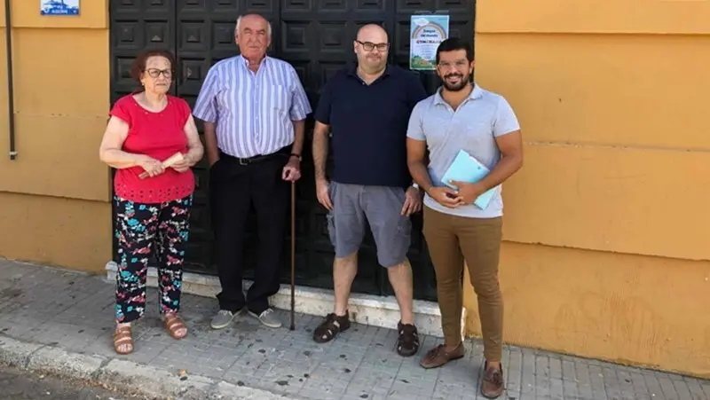 Juli&aacute; con representantes de los vecinos en Los Pastores