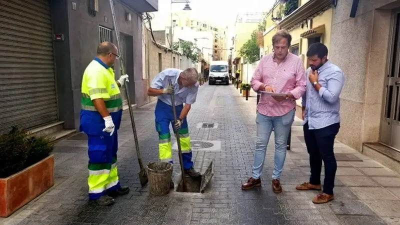 Los ediles supervisando la limpieza de imbornales en  la Calle Comandante G&oacute;mez Ortega