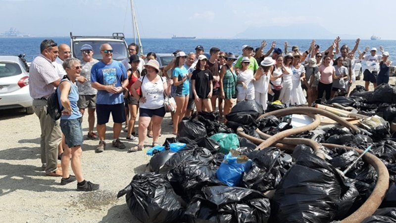Voluntarios junto a parte de la basura recogida en La Ballenera