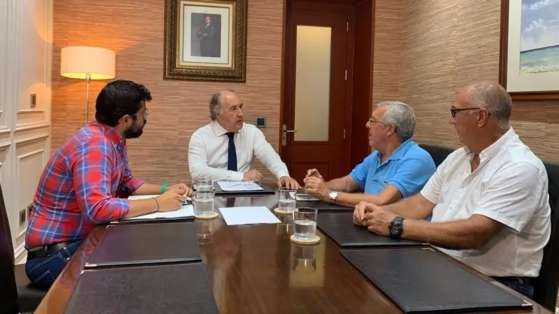 El alcalde y el delegado de Participaci&oacute;n, junto a los representantes de la  asociaci&oacute;n vecinal