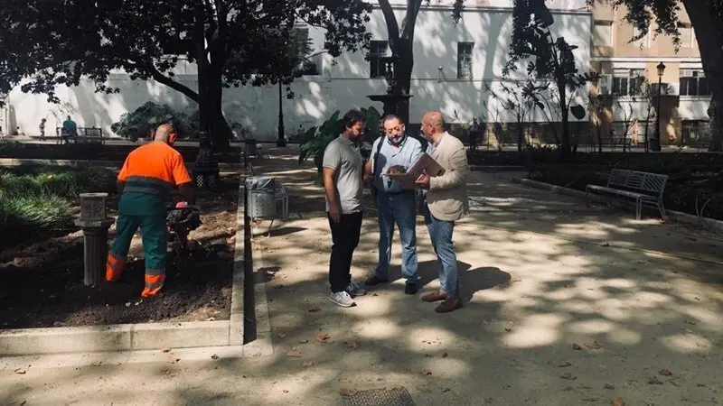 &Aacute;ngel Mart&iacute;nez junto a responsables de la empresa concesionaria