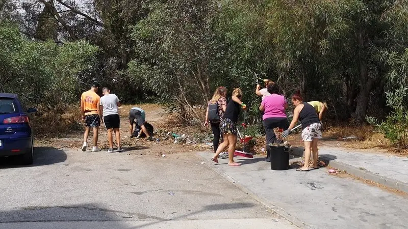 Vecinos del edificio Levante en plena tarea de limpieza