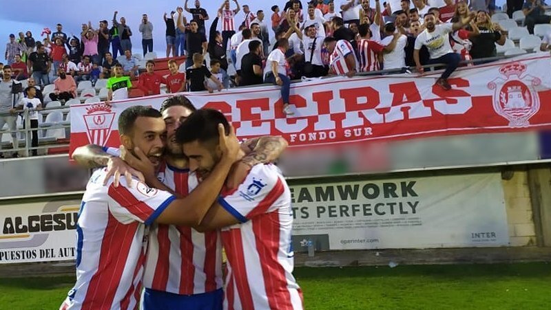 Los jugadores del Algeciras CF celebran la victoria
