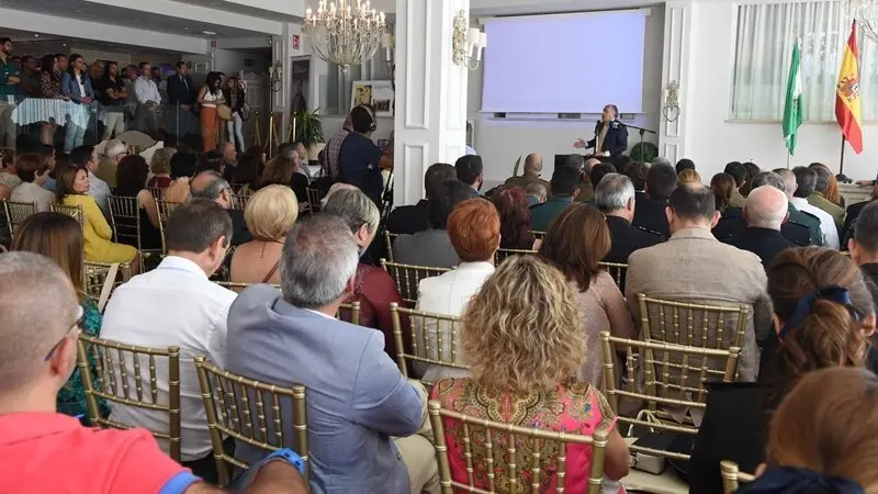 Landaluce hace entrega de una de las placas