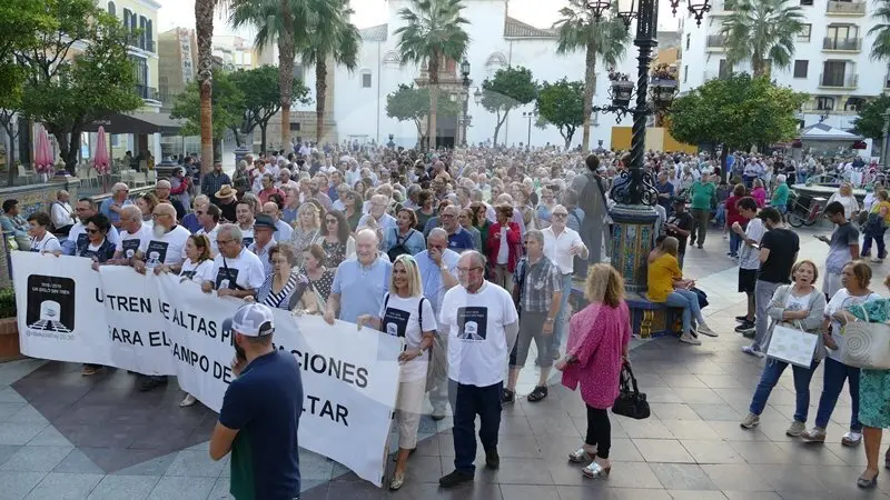 1Cientos de personas en la Plaza Alta exigiendo una l&iacute;nea f&eacute;rrea del siglo XXI
