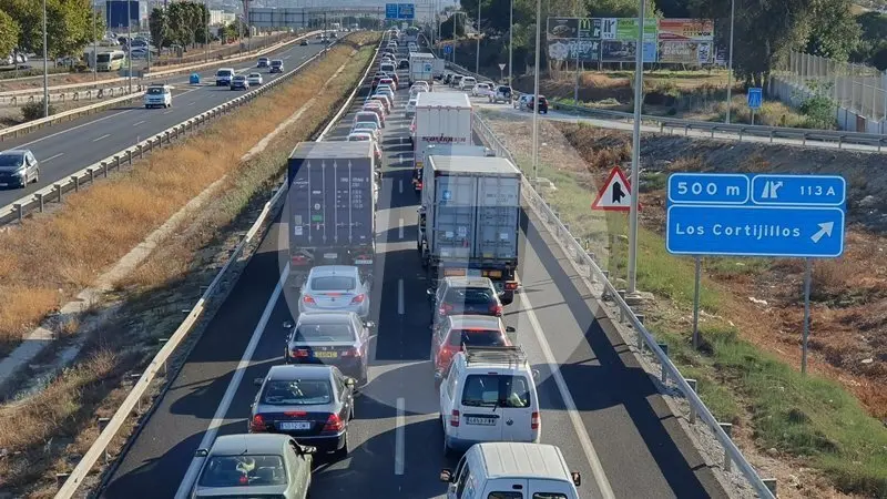 La A7 colapsada a su paso por Los Cortijillos, en direcci&oacute;n Algeciras