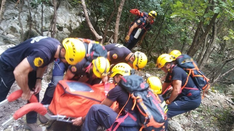 El Grupo de Rescate de Montaña traslada el cuerpo del senderista