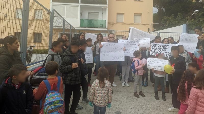 Protesta de los padres en el CEIP Campo de Gibraltar