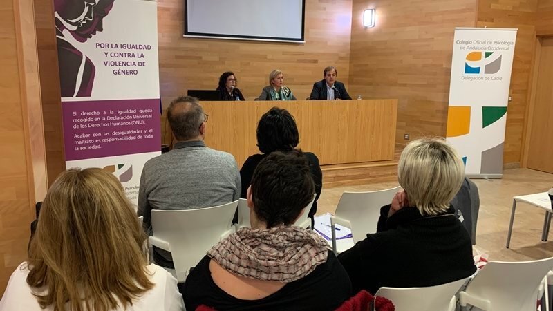 La subdelegada, la secretaria del Colegio de Psicología de Cádiz y el delegado de Juventud de Algeciras inauguran la actividad