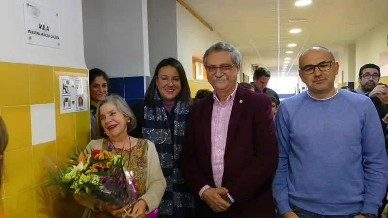 Los homenajeados junto a Laura Ruiz y el director, Juan Carlos Rond&oacute;n