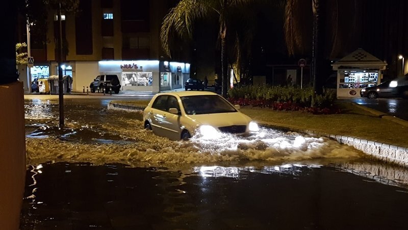 Inundacion en la cuesta de acceso al Parque Bolonia