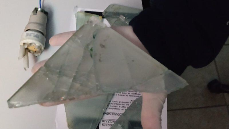 Cristales usados por el preso para atacar a los funcionarios