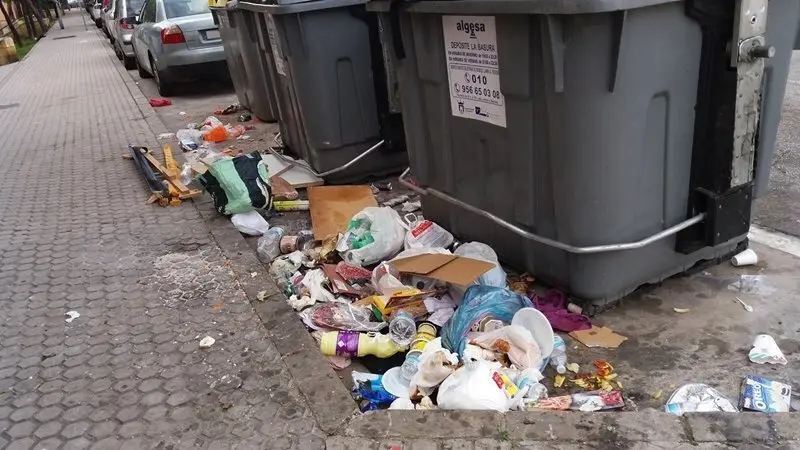 Basura fuera de los contenedores