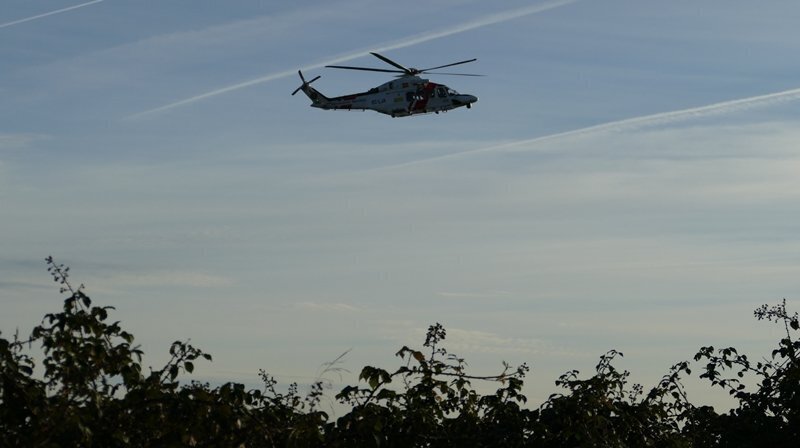 Helicóptero sobrevolanbdo la costa en la zona del Faro de Punta Carnero
