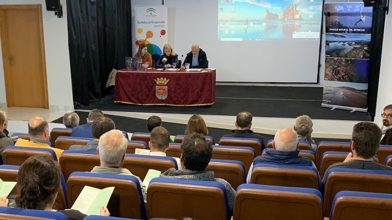 La subdelegada inaugura la jornada junto a la concejala de Medio Ambiente de Tarifa y el director del Parque Natural del Estrecho