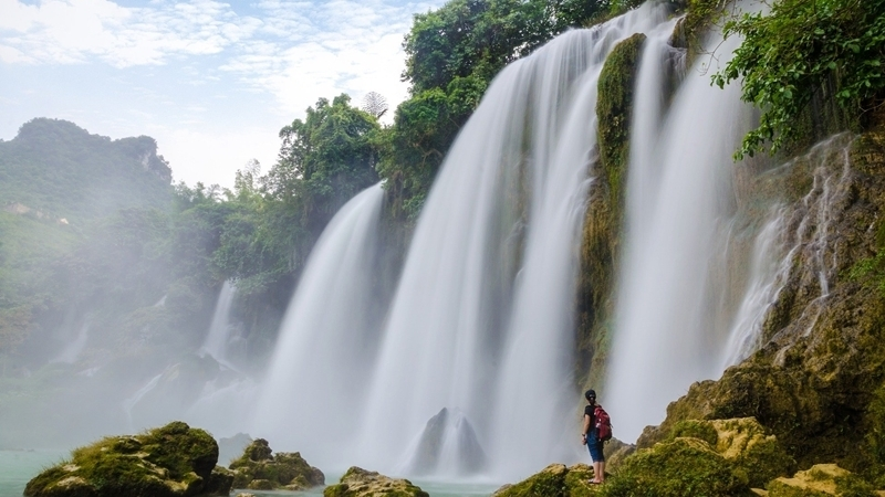 Turista contemplando una cascada