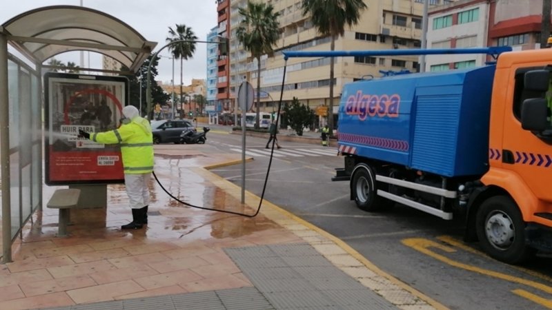 Un operario de Algesa limpia las calles