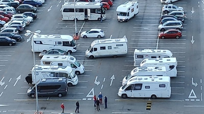 Caravanas en Carrefour en pleno estado de alarma