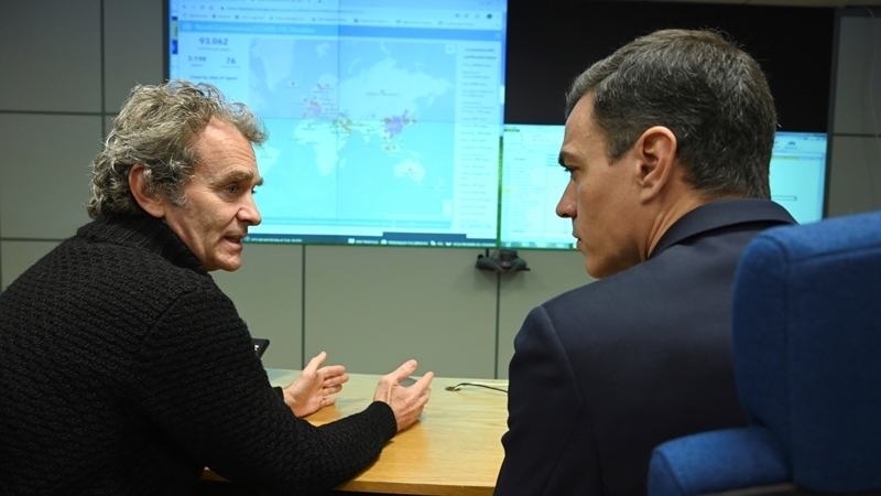 Fernando Simon junto a Pedro Sanchez
