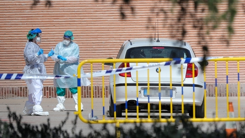 Sanitarios se preparan para administrar los test r&aacute;pidos. JES&Uacute;S HELL&Iacute;N - EUROPA PRESS