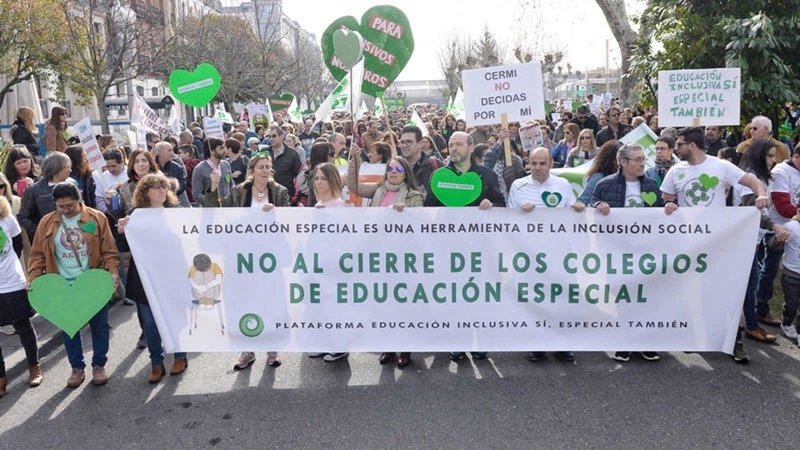 Manifestacion en Valladolid contra el cierre de colegios