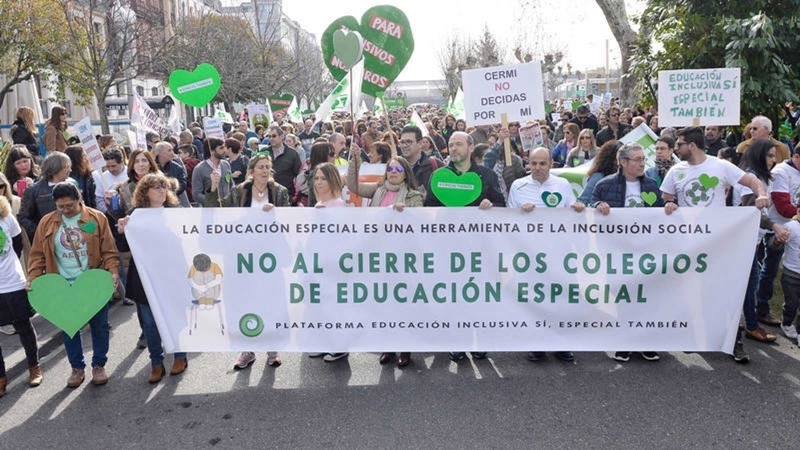 Manifestacion en Valladolid contra el cierre de colegios