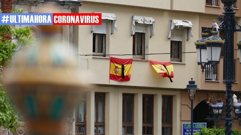 Banderas con crespones en las ventanas