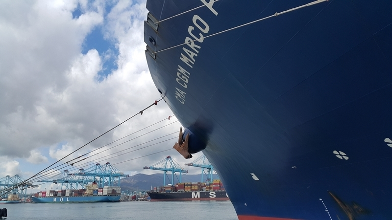 Puerto de Algeciras, buque atracado