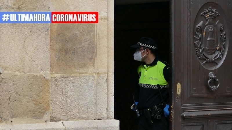 Un Policía Local en la puerta del Ayuntamiento de Algeciras