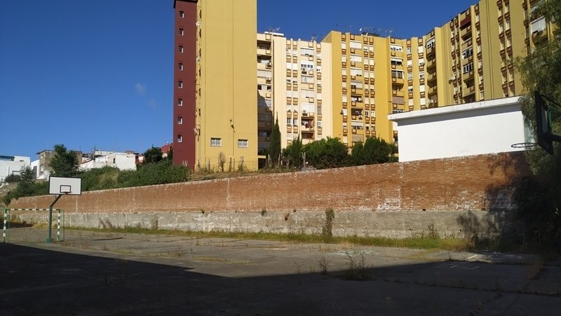 Patio y muro del CEIP Campo de Gibraltar