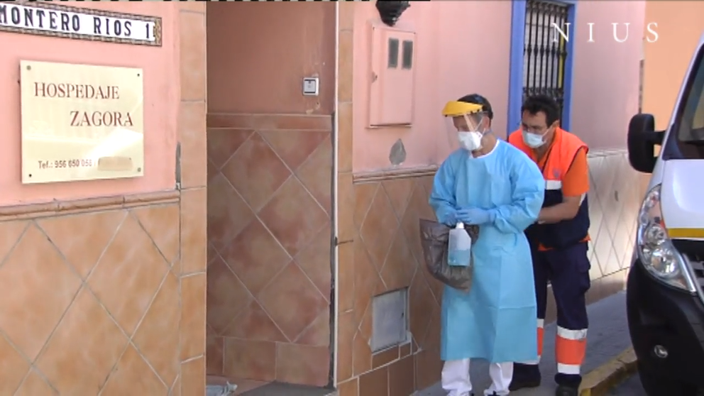 Sanitarios entran en el Hostal Zagora de Algeciras
