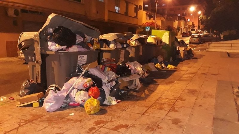 Contenedores en la calle Fermin Salvoechea Algeciras Limpieza Algesa OCT2020