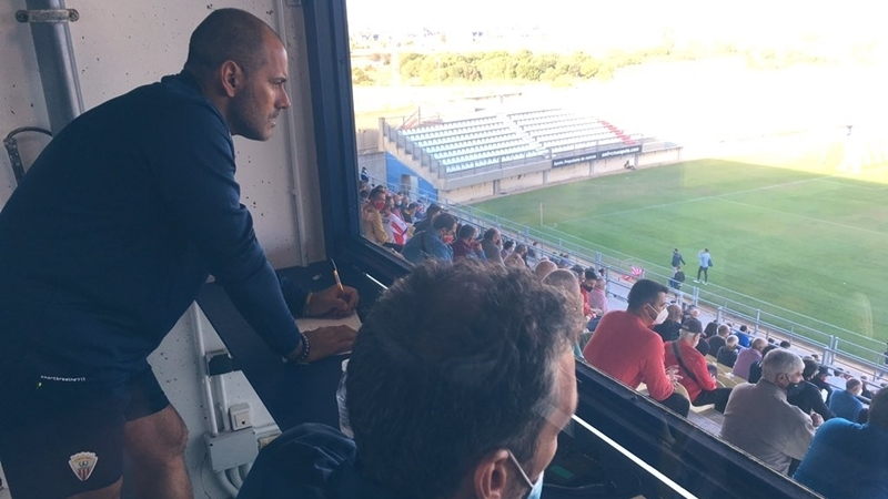 Salva Ballesta siguiendo el partido desde la grada