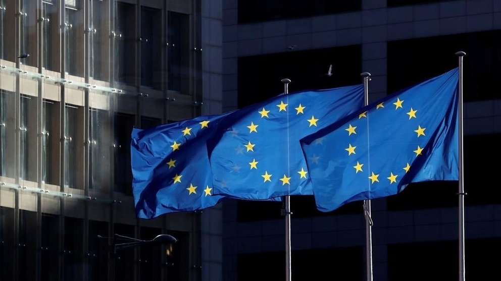 banderas-union-europea-ondean-frente-edificio-comision-europea-bruselas-1589462784468