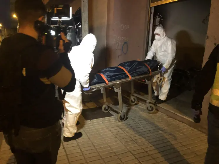 Levantamiento del cad&aacute;ver en el piso okupa del Secano