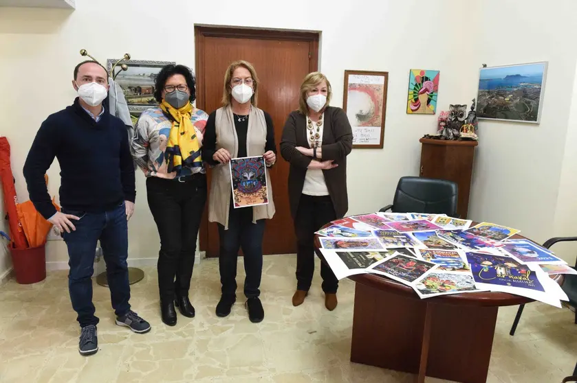 Juana Cid junto al jurado para la elecci&oacute;n del cartel del Carnaval Especial