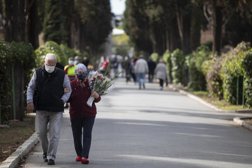 Dos personas caminan por las instalaciones del Cementerio de San Fernando, en Sevilla.
