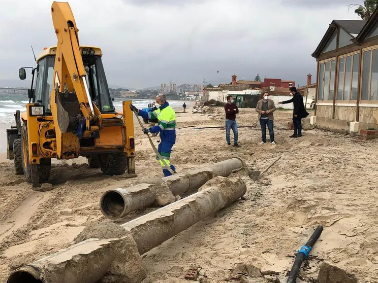 Retirada de las tuber&iacute;as de la playa del Rinconcillo