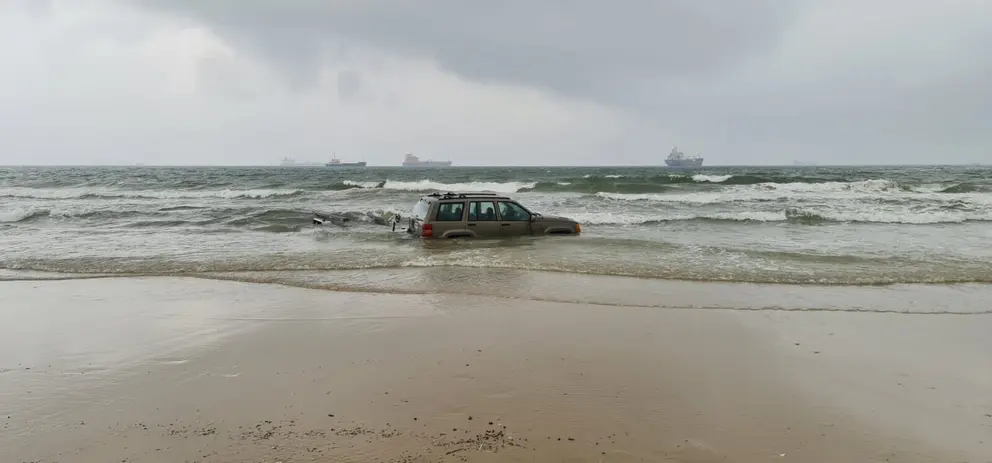 Coche encallado en la playa de El Rinconcillo / Foto hecha por Marta Boe HS