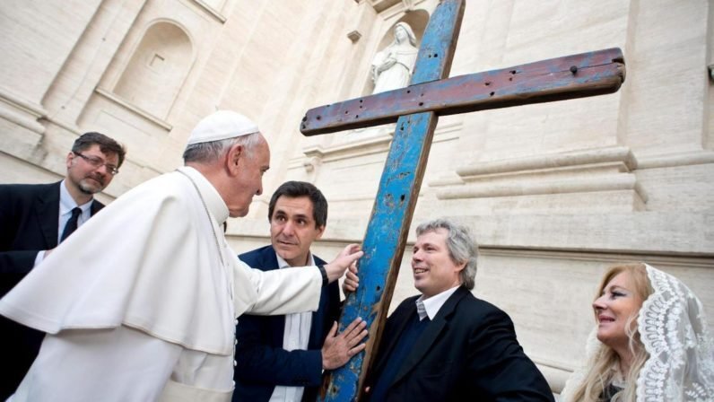 El Papa Francisco bendiciendo la Cruz de Lampedusa en 2014
