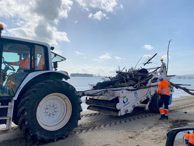 Operarios limpiando la playa de El Rinconcillo tras el temporal