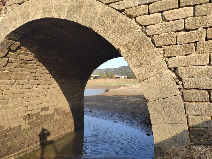 El antiguo Puente de Charco Redondo, a la vista durante la sequía