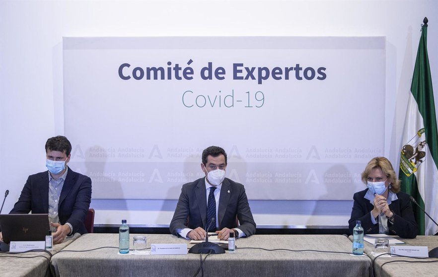 El presidente de la Junta de Andalucía, Juanma Moreno (c), en la reunión del Consejo Asesor de Alertas de Salud Pública de Alto Impacto (Comité de Expertos), para abordar asuntos relacionados con el Covid-19