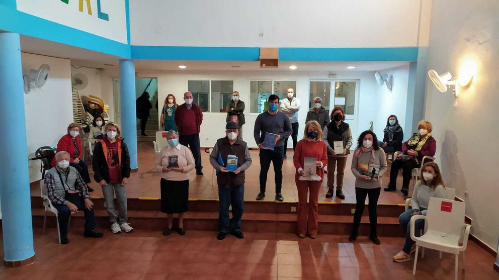 Foto de familia de todos los asistentes a la celebración del Día del Libro en la AVV El Embarcadero