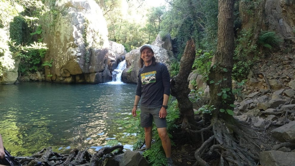Mirko, en la poza principal del sendero del Río de la Miel.